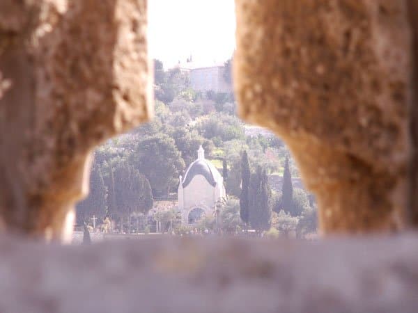 כנסיית דומינוס פלביט שבהר הזיתים דרך חלון בהר הבית